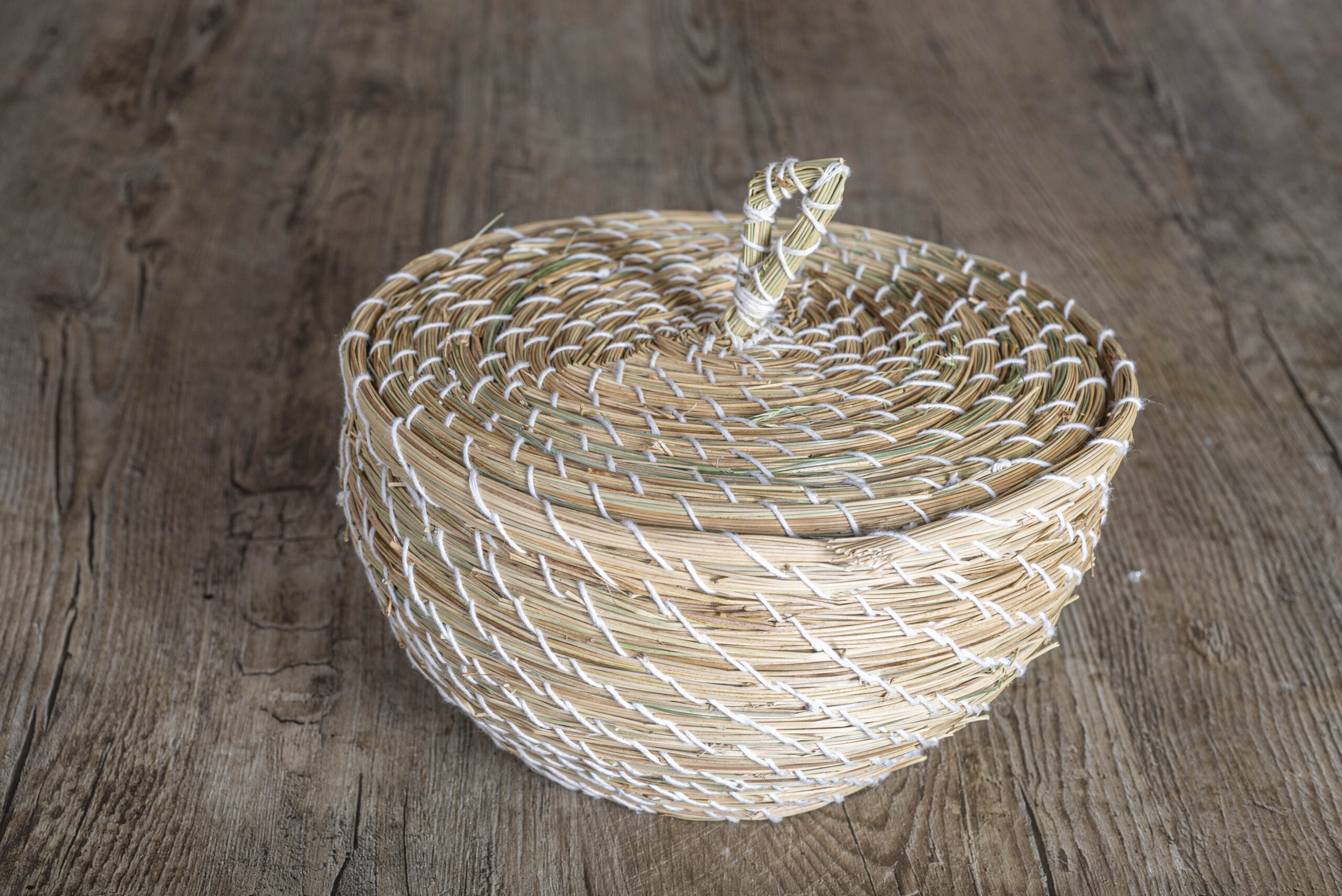 Korb mit Deckel, Bonboniere, rund, ca. 21 cm Durchmesser aus Binsen